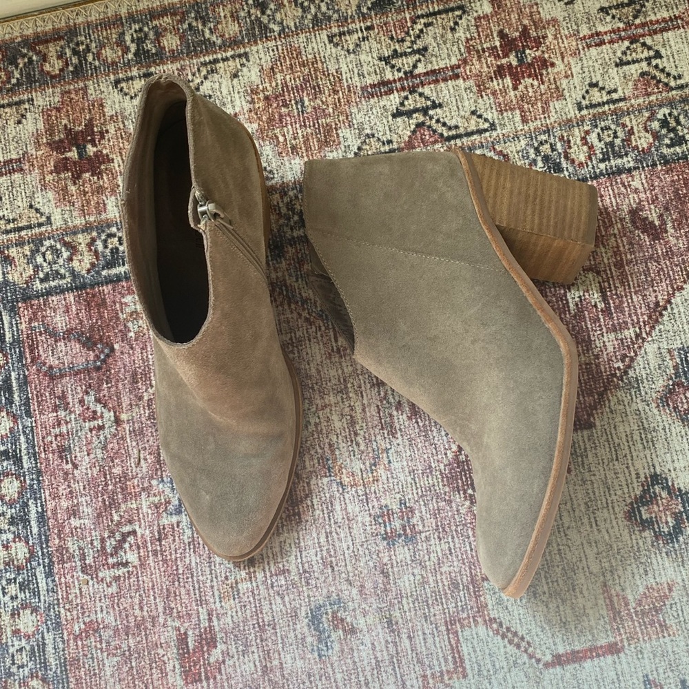 Jeffrey Campbell gray taupe suede bootie, size 8